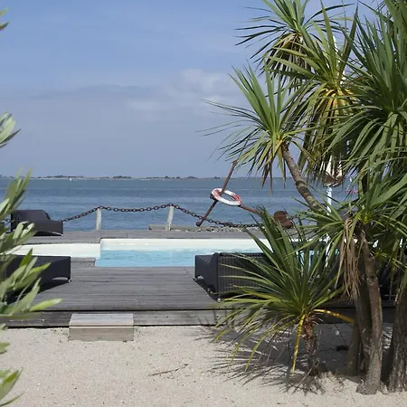 Hotel La Maison Sur L'eau 4*