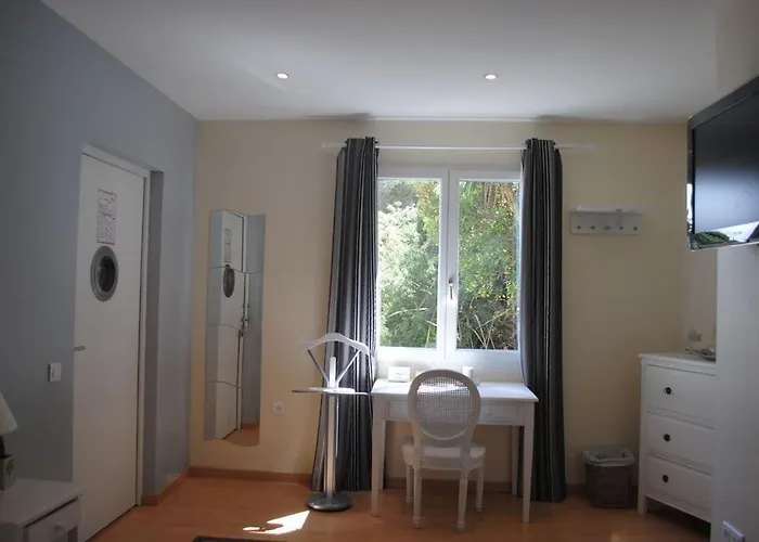 Hotel La Maison Sur L'eau 4*