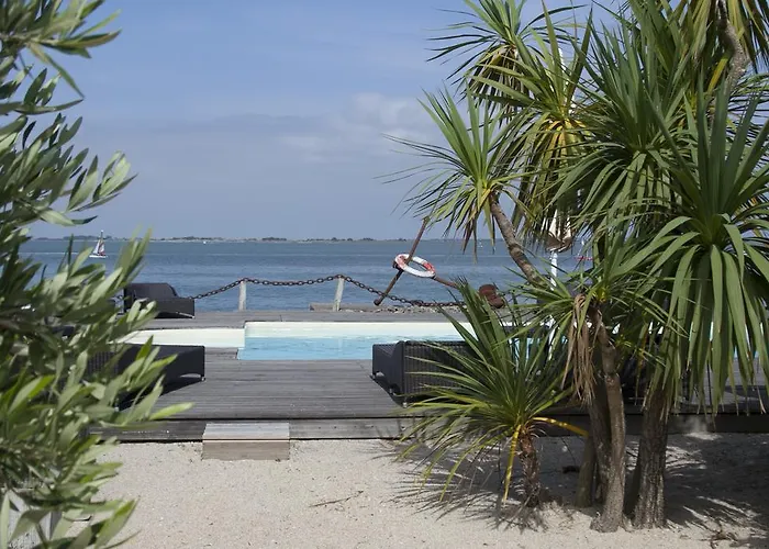 Hotel La Maison Sur L'eau 4*