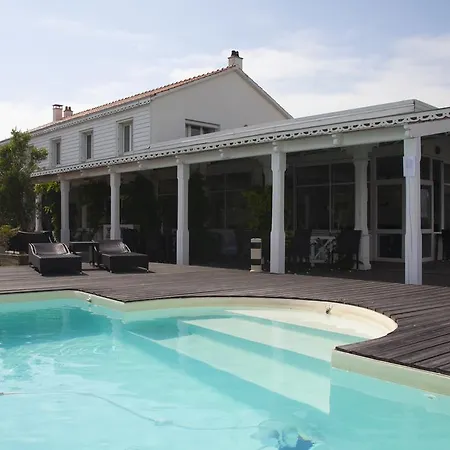 Hotel La Maison Sur L'eau 4*