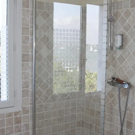 Hotel La Maison Sur L'eau 4*