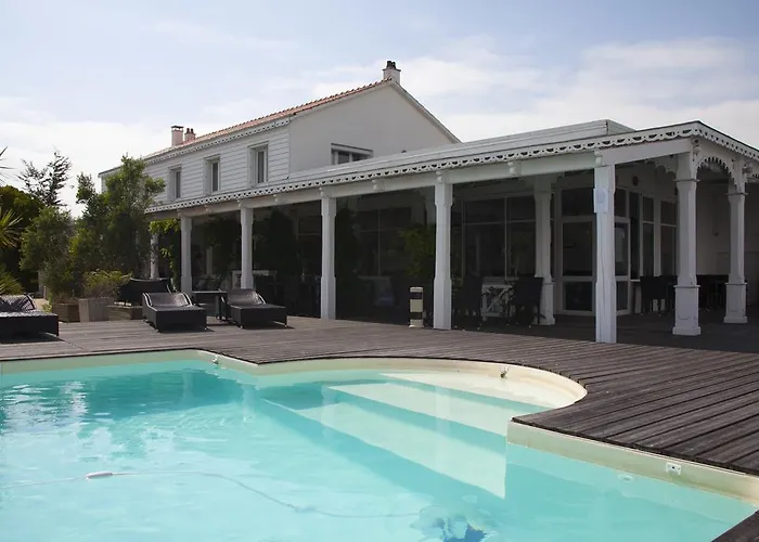 Hotel La Maison Sur L'eau 4*