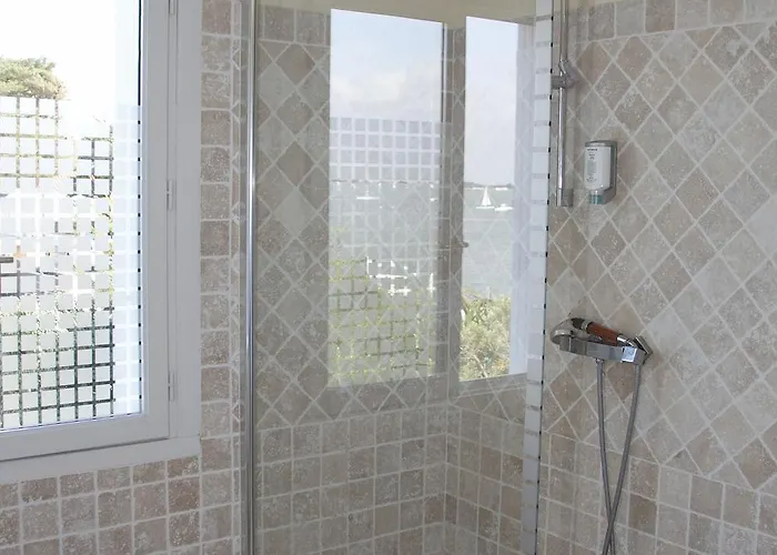 Hotel La Maison Sur L'eau 4*